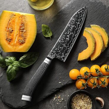 Mizuchi santoku 180 mm japansk allround kniv med sort DLC-belægning, 145 lag damaskus og skæfte i carbonfiber