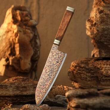 Suzaku Santoku 180 mm vist i fuld længde med det rødgyldne kobber-damaskusmønster